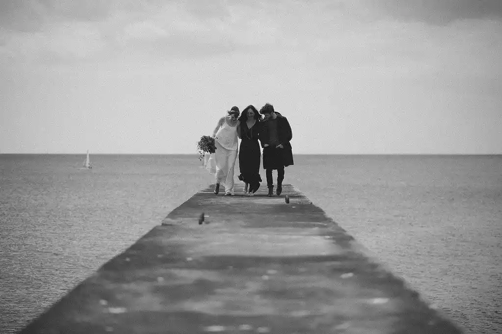 Couple avec leur officiante de cérémonie